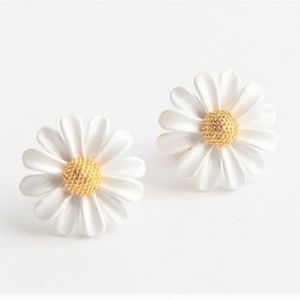 NWT Kate Spade Into the Bloom Stud Daisy Earrings